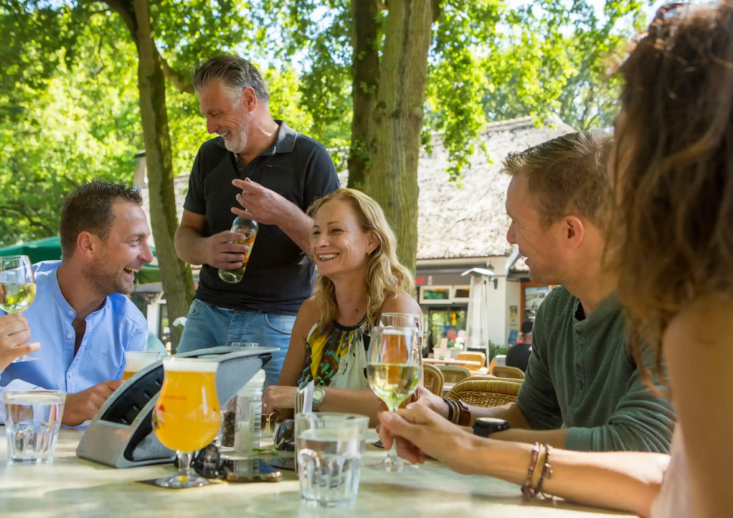 Mensen op terras in de zomer